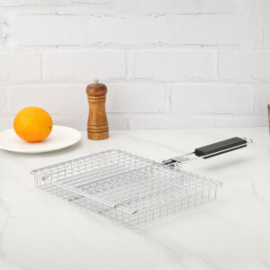 Folding handle grill basket clamp for outdoor cooking