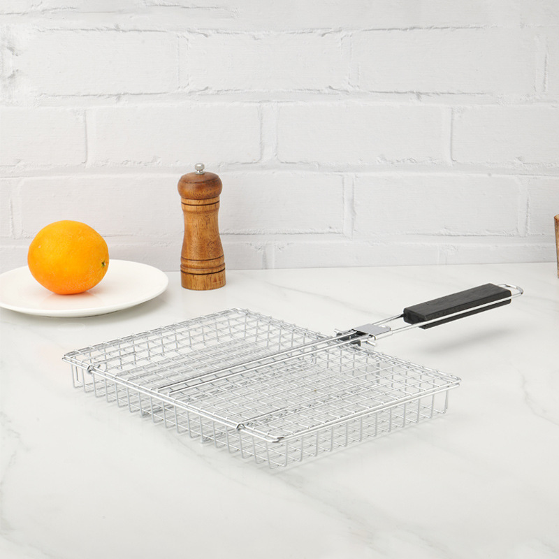 Folding handle grill basket clamp for outdoor cooking