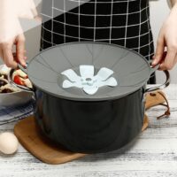 Silicone anti-spill cover for pots and pans – heat-resistant kitchen tool